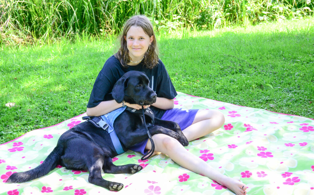 Nina mit Assistenzhund Ezra