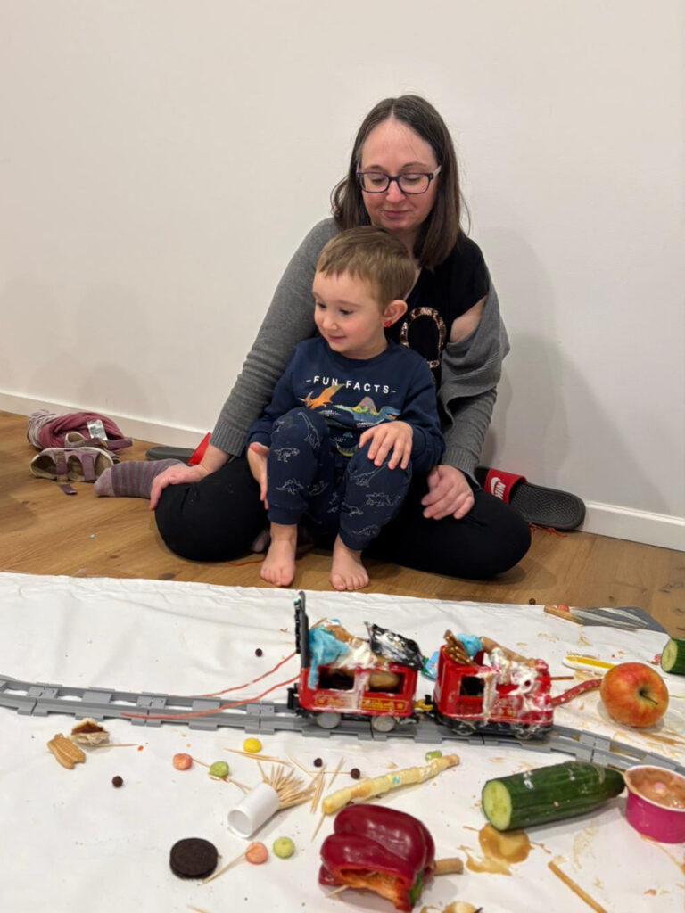 Marvin mit Mama beim Play Picknik