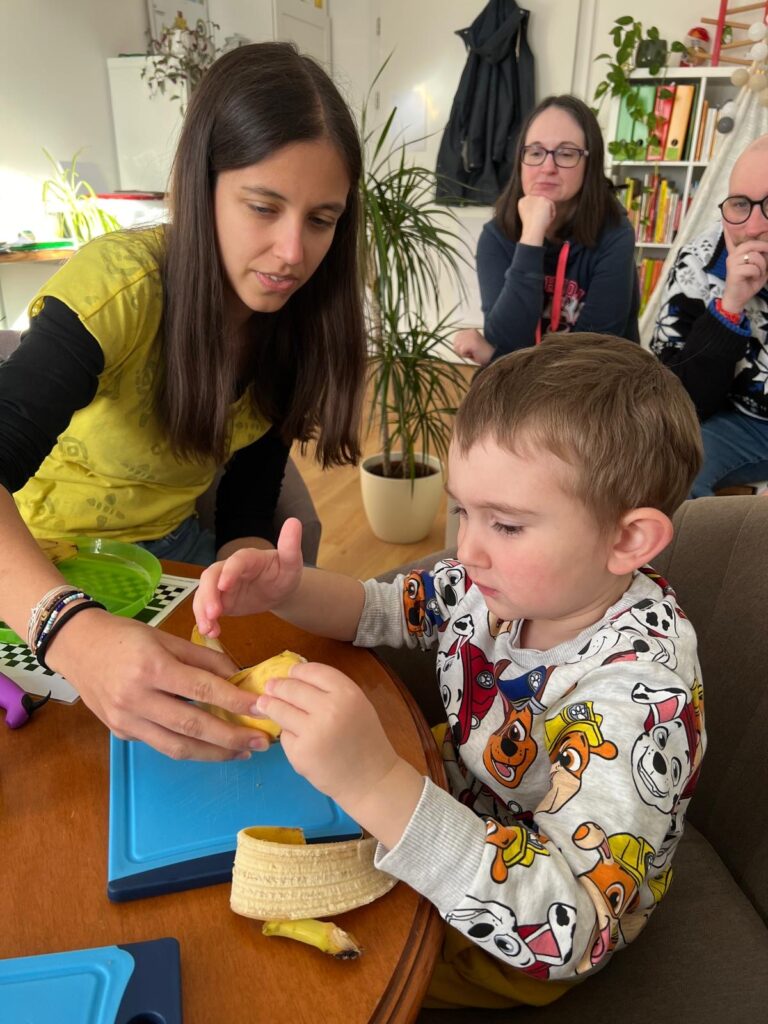 Marvin beim Essen mit Trainerin