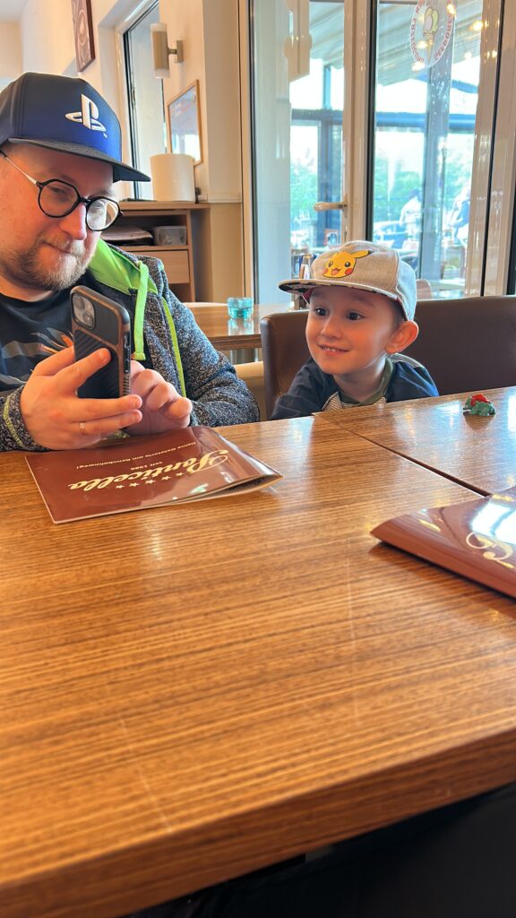 Marvin ARFID-Diagnose mit Papa im Restaurant