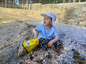 Luis am Snacken am Steinstrand