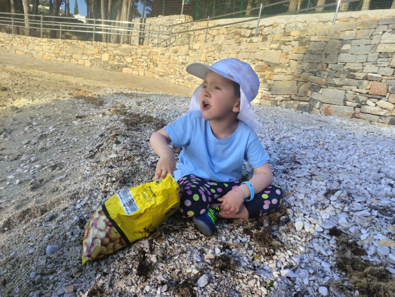 Luis am Snacken am Steinstrand