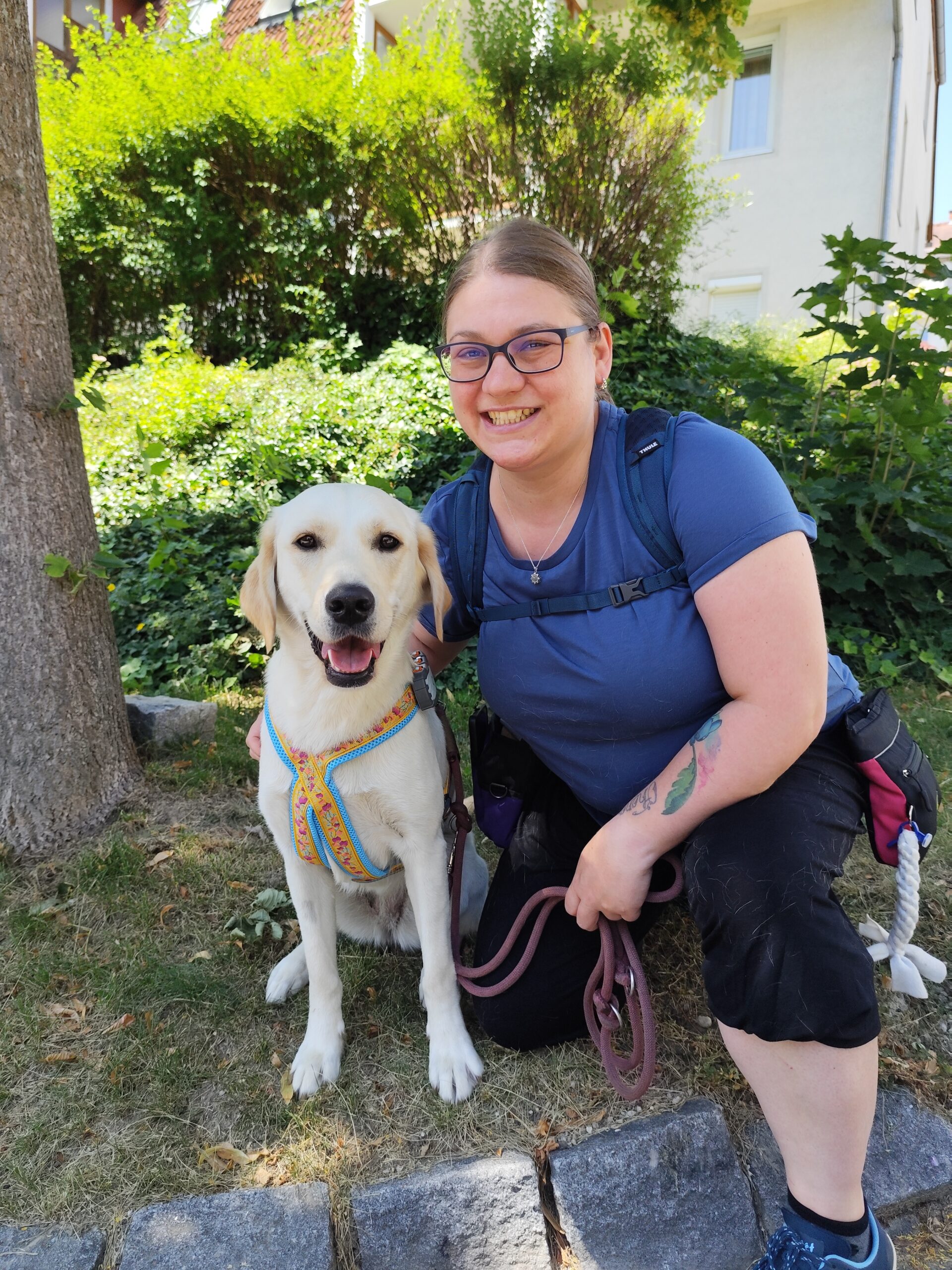 Klara mit Assistenzhündin Lilly