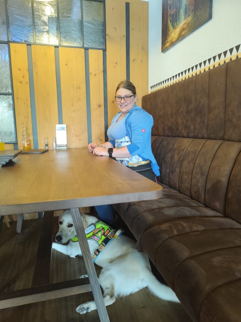 Klara mit Assistenzhündin Lilly