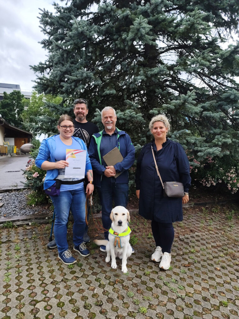 Gruppenfoto der Hundeprüfung mit Zertifikat