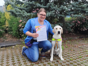 Klara und Assistenzhund Lilly mit Teamprüfung Zertifikat