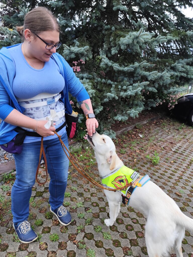 Klara mit Assistenzhündin Lilly