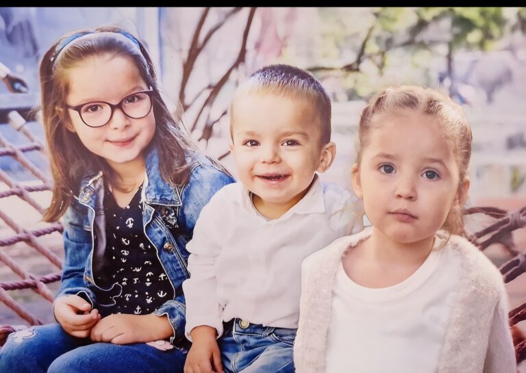 Suana mit ihren Geschwistern