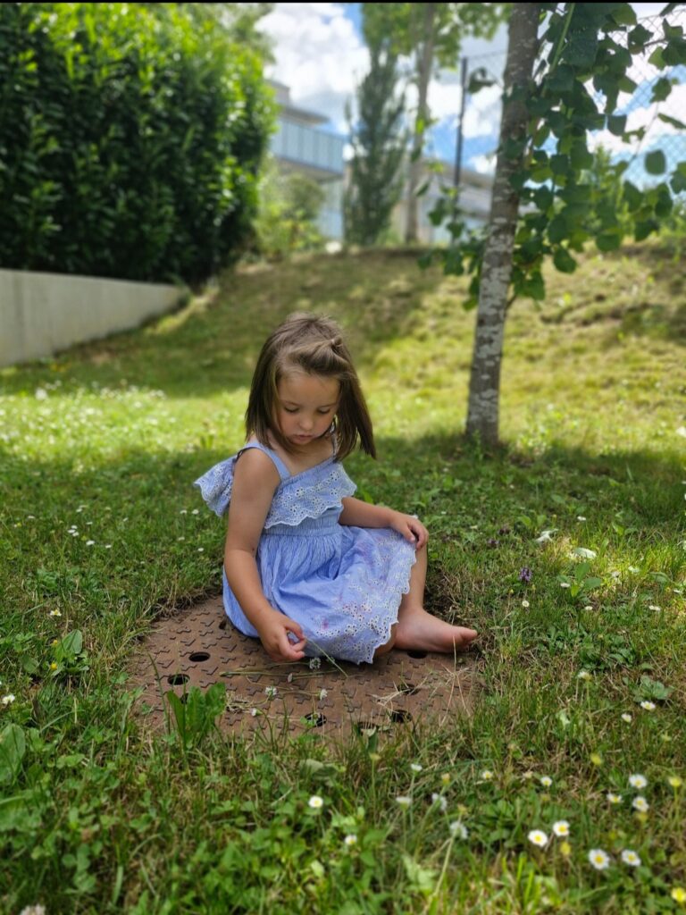 Suana ein Mädchen mit frühkindlicher Autist mit Entwicklungs- und Sprachverzögerung