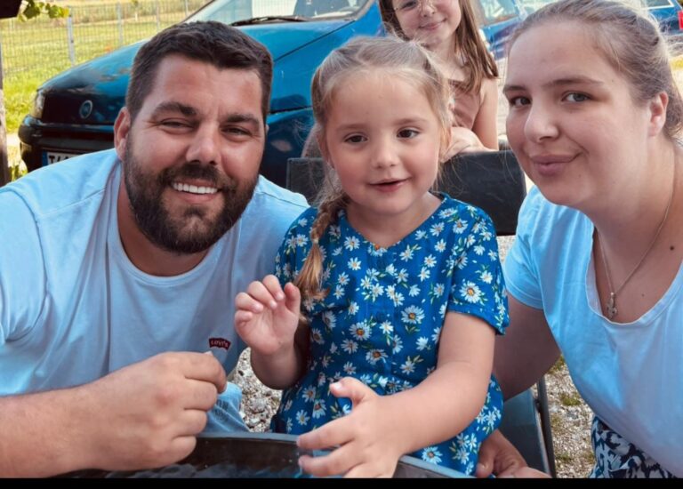 Suana mit Mama Ajla und Papa