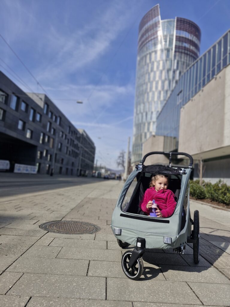 Suana im Fahrradanhänger