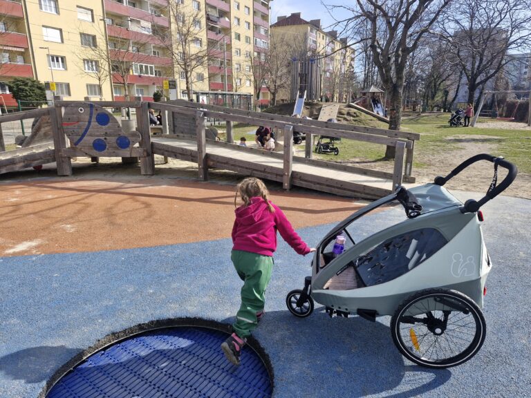 Suana am Spielplatz mit dem neuen Fahrradanhänger