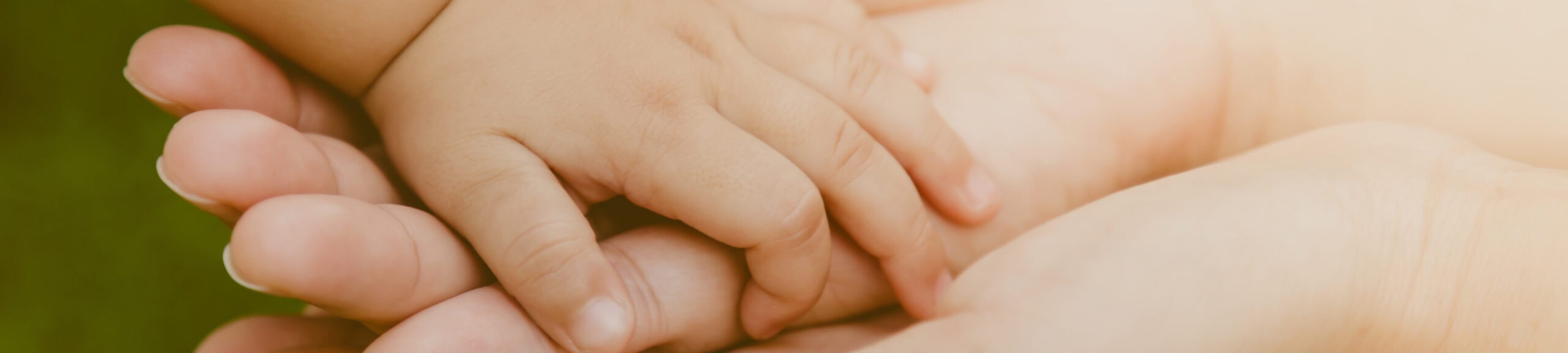 Zusammenhalt - Kinder und Erwachsenenhände